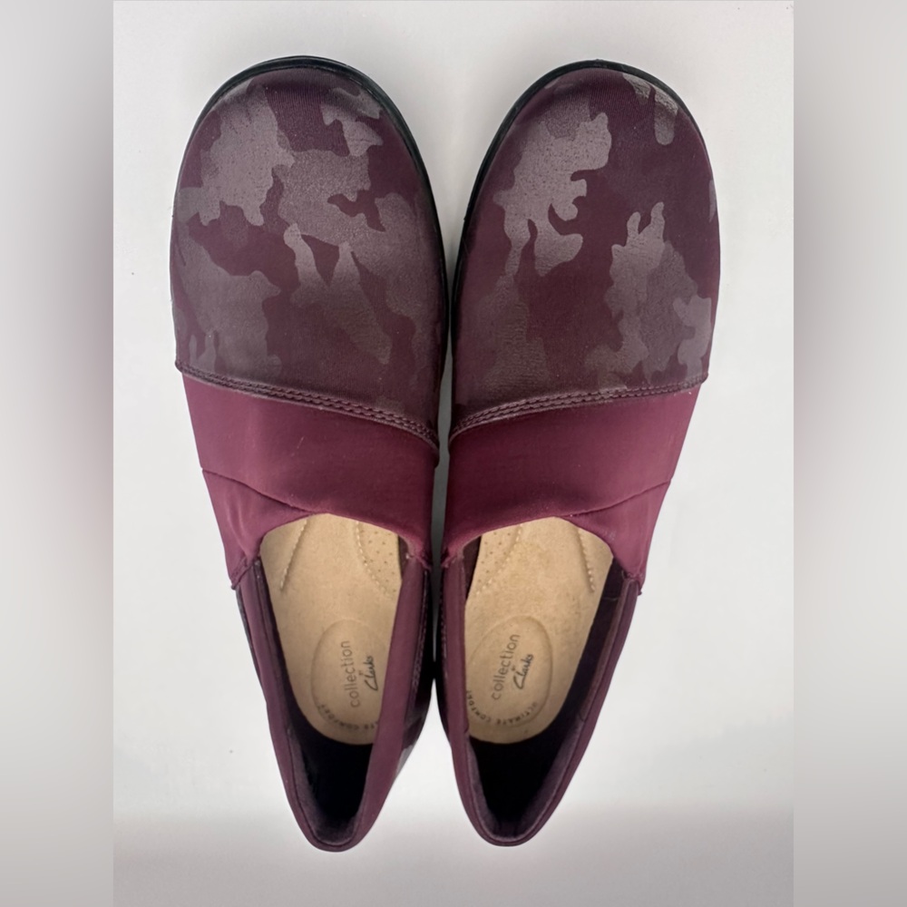 Clarks Slip-On Shoes Women’s 8.5 Burgundy Camo Comfort Flats NEW No Box - Picture 3 of 6